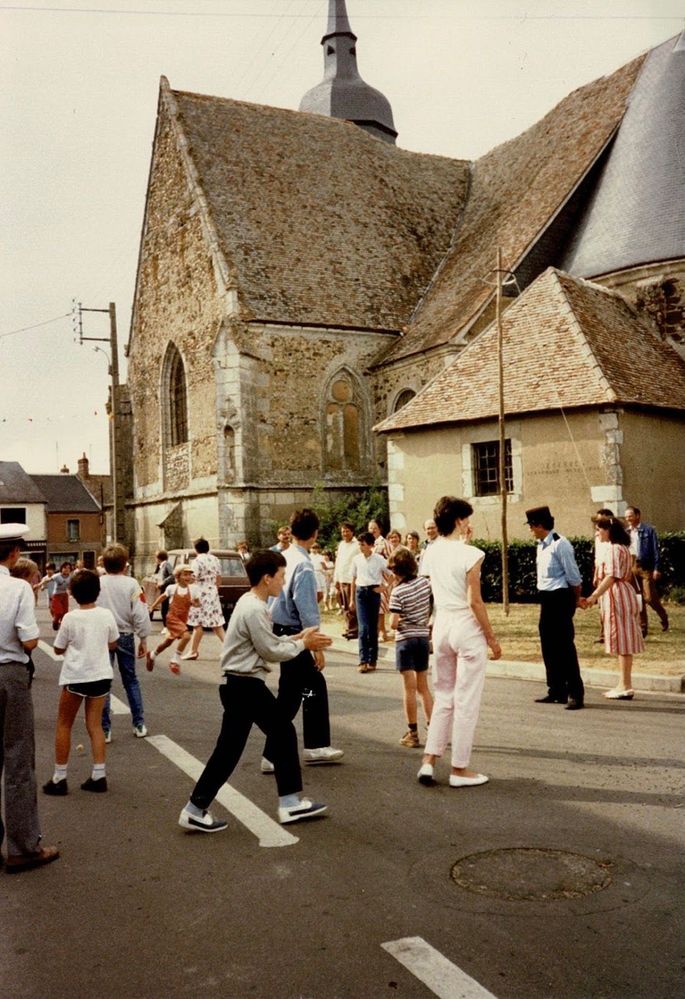 Un evento tradicional para la celebración del 14 de julio en Francia en los años 90 en el centro del pueblo.