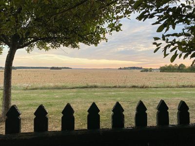 Het uitzicht vanuit mijn tuin op het Franse platteland.